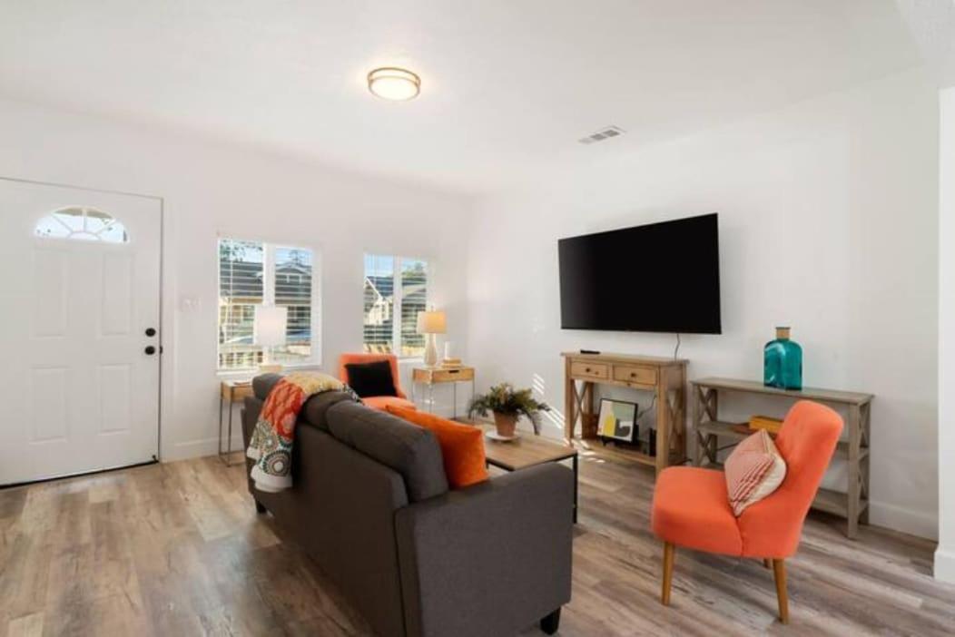 2br 1ba & Arcade Crib In The Heart Of Sac