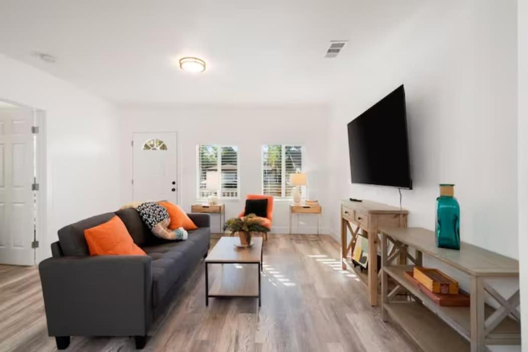 2br 1ba & Arcade Crib In The Heart Of Sac
